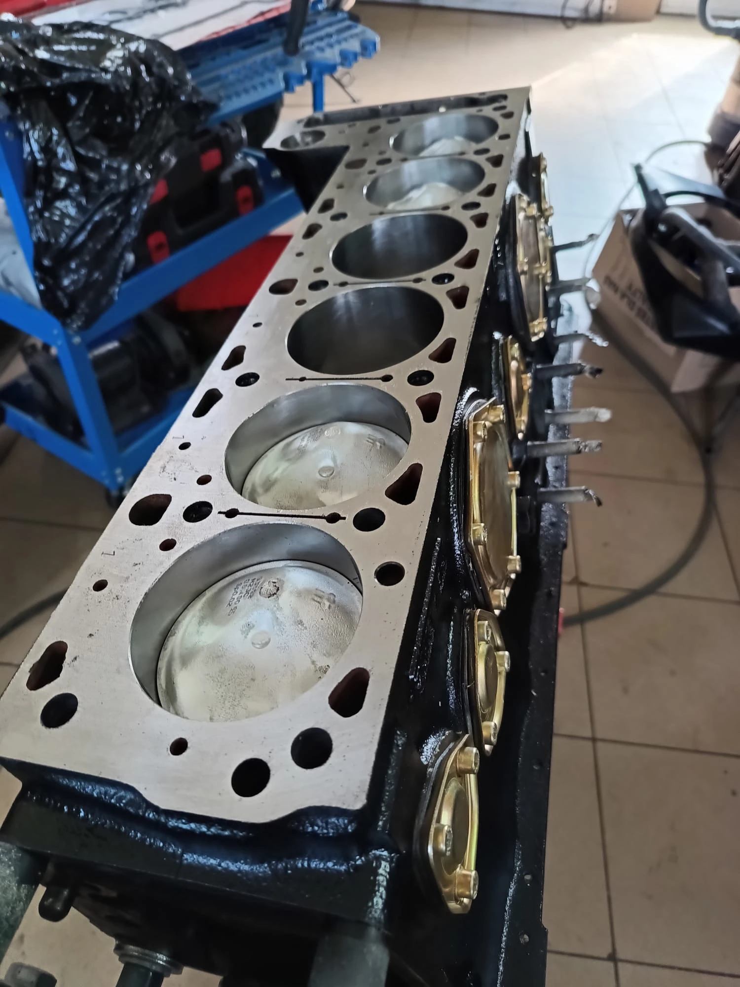 Blok silnika podczas naprawy w warsztacie Odra Serwis