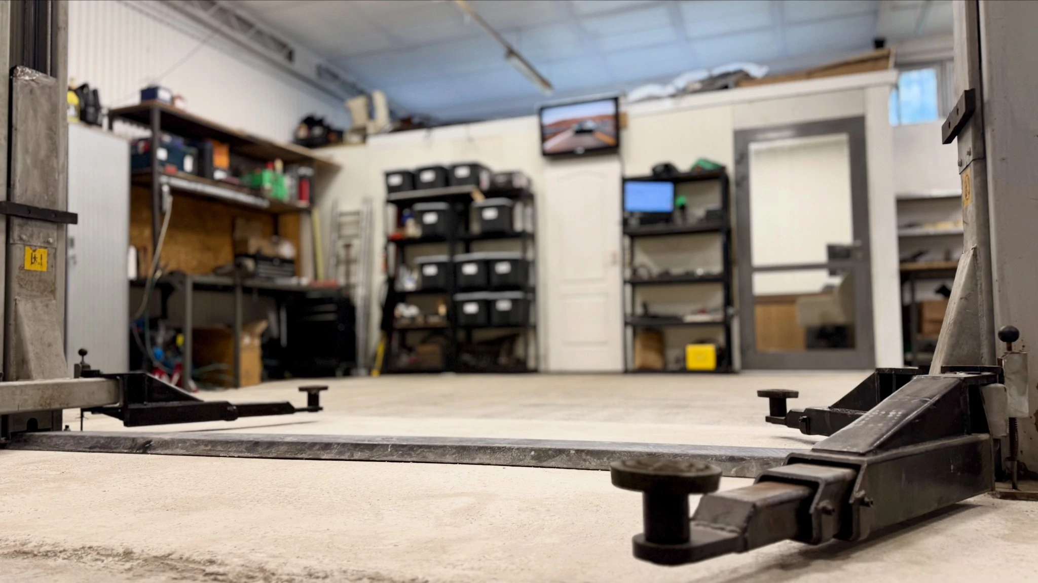 Pusty podnośnik w warsztacie Odra Serwis