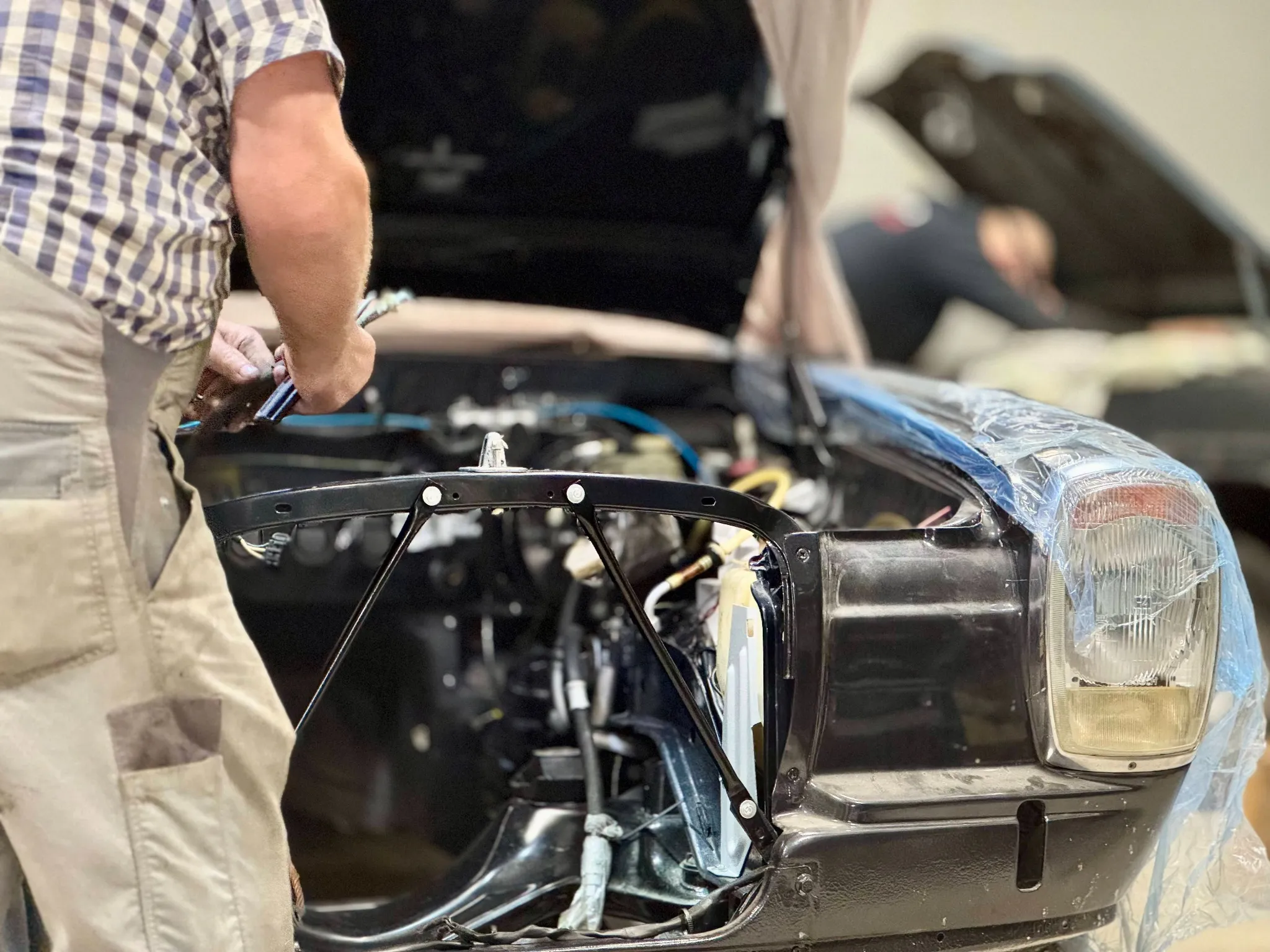 Mechanik podczas renowacji samochodu w warsztacie Odra Serwis