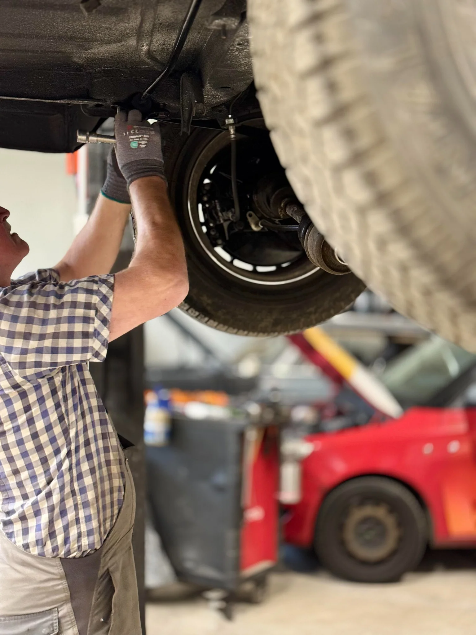 Mechanik w trakcie naprawy samochodu w warsztacie Odra Serwis