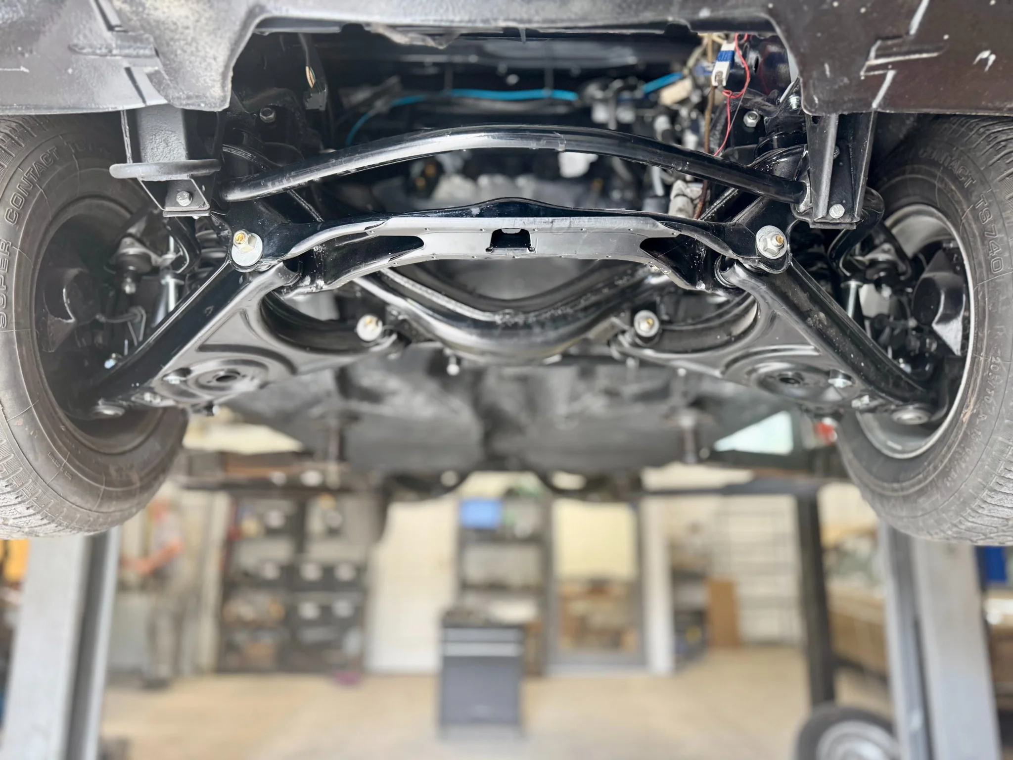 Zawieszenie samochodu podczas naprawy w warsztacie Odra Serwis