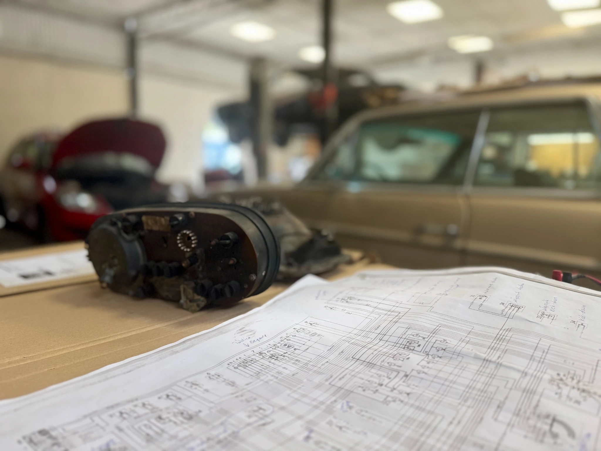 Części samochodowe w warsztacie Odra Serwis.