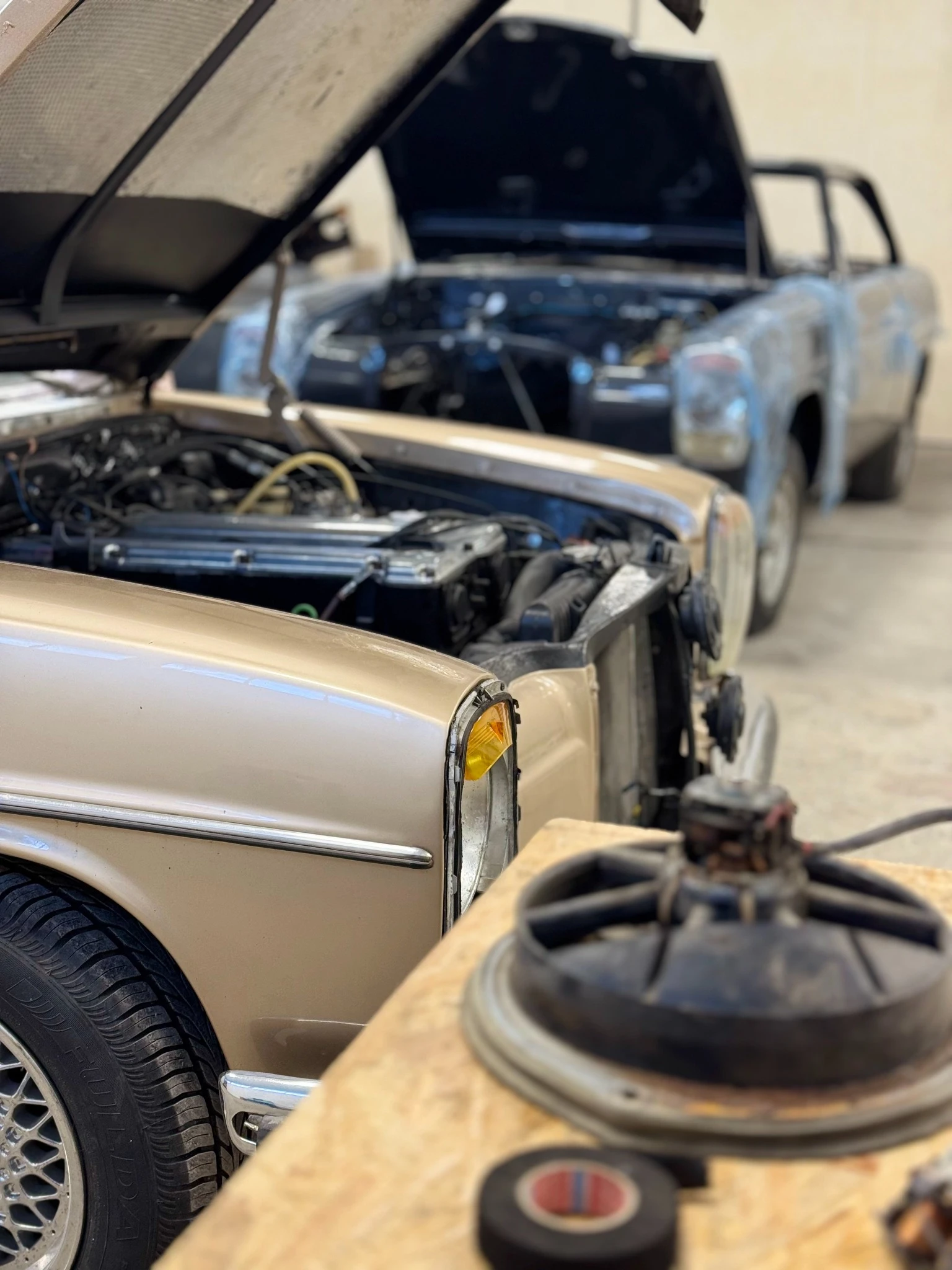 Naprawa mechaniczna w klasycznym samochodzie w warsztacie Odra Serwis