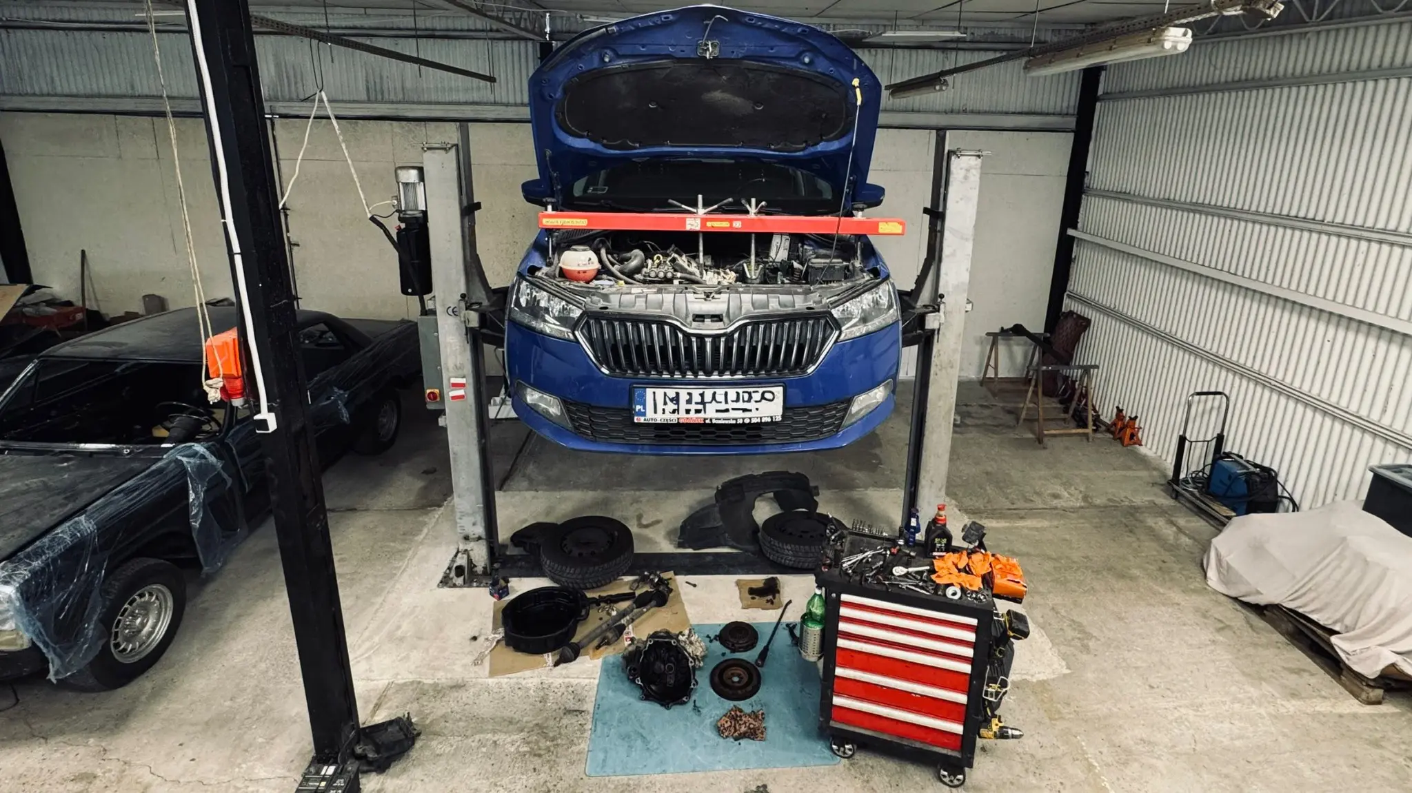 Niebieski samochód marki Skoda podczas naprawy w warsztacie Odra Serwis