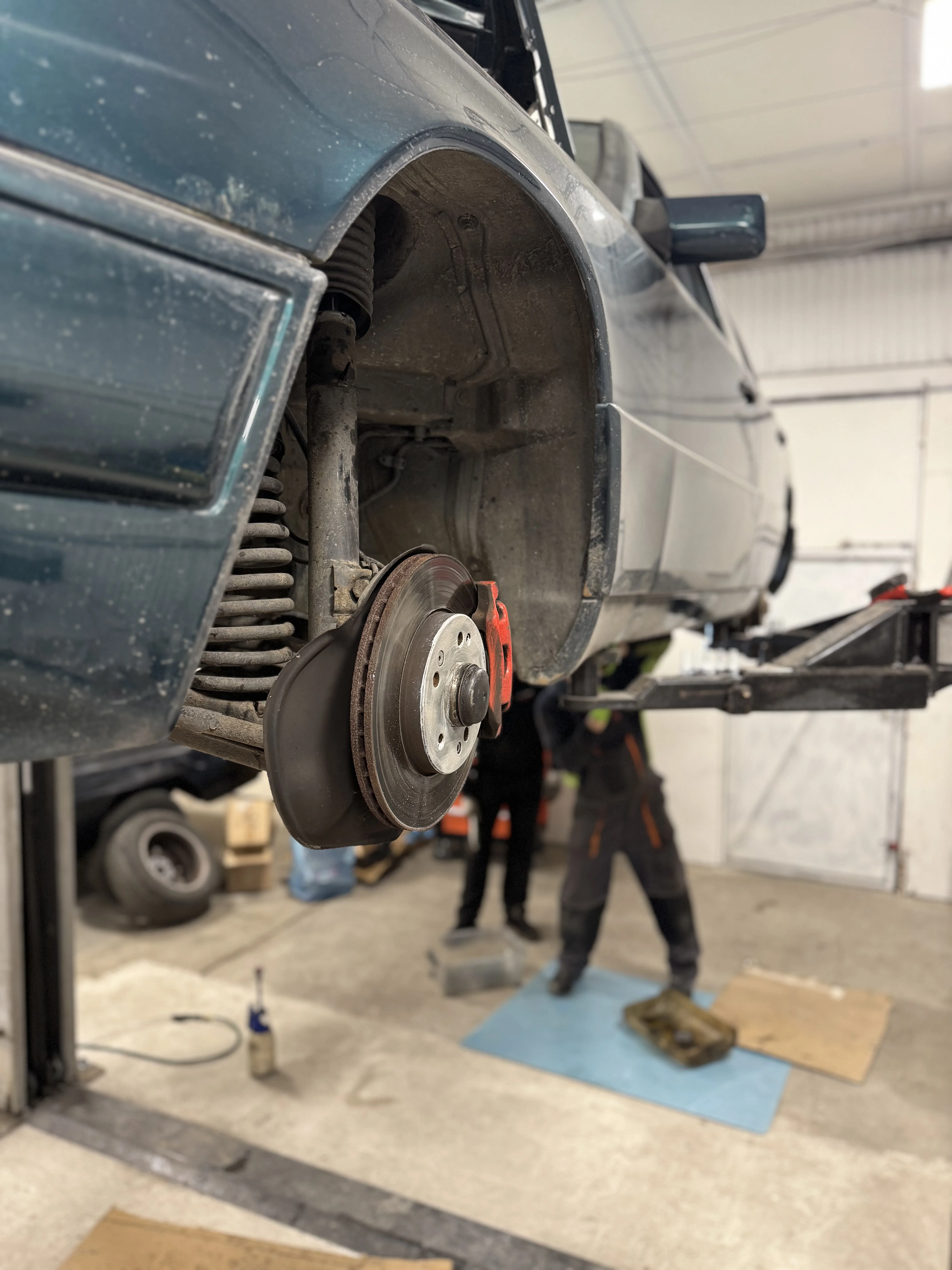 Układ hamulcowy podczas naprawy w warsztacie Odra Serwis