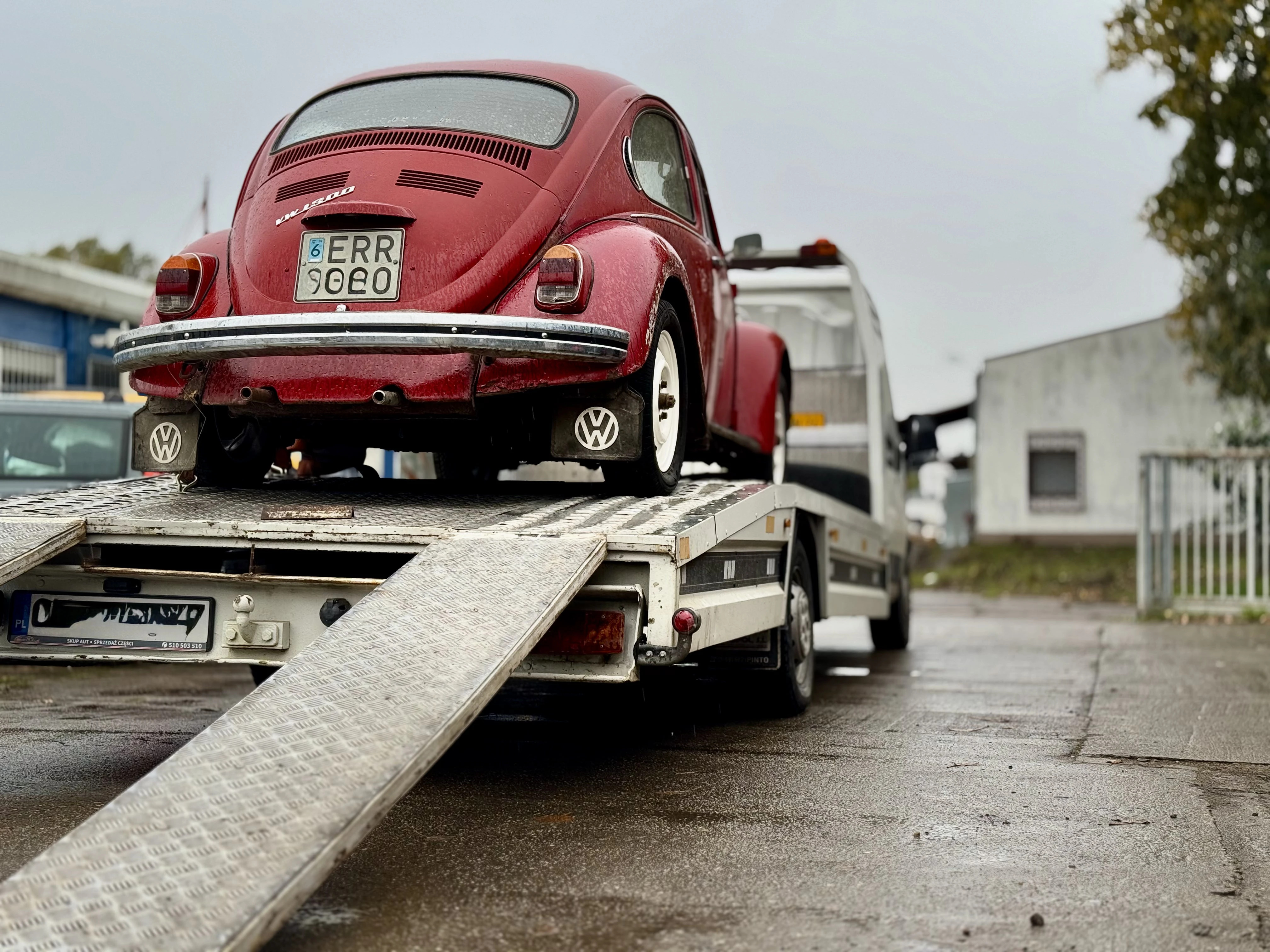 Czerwony samochód na lawecie.