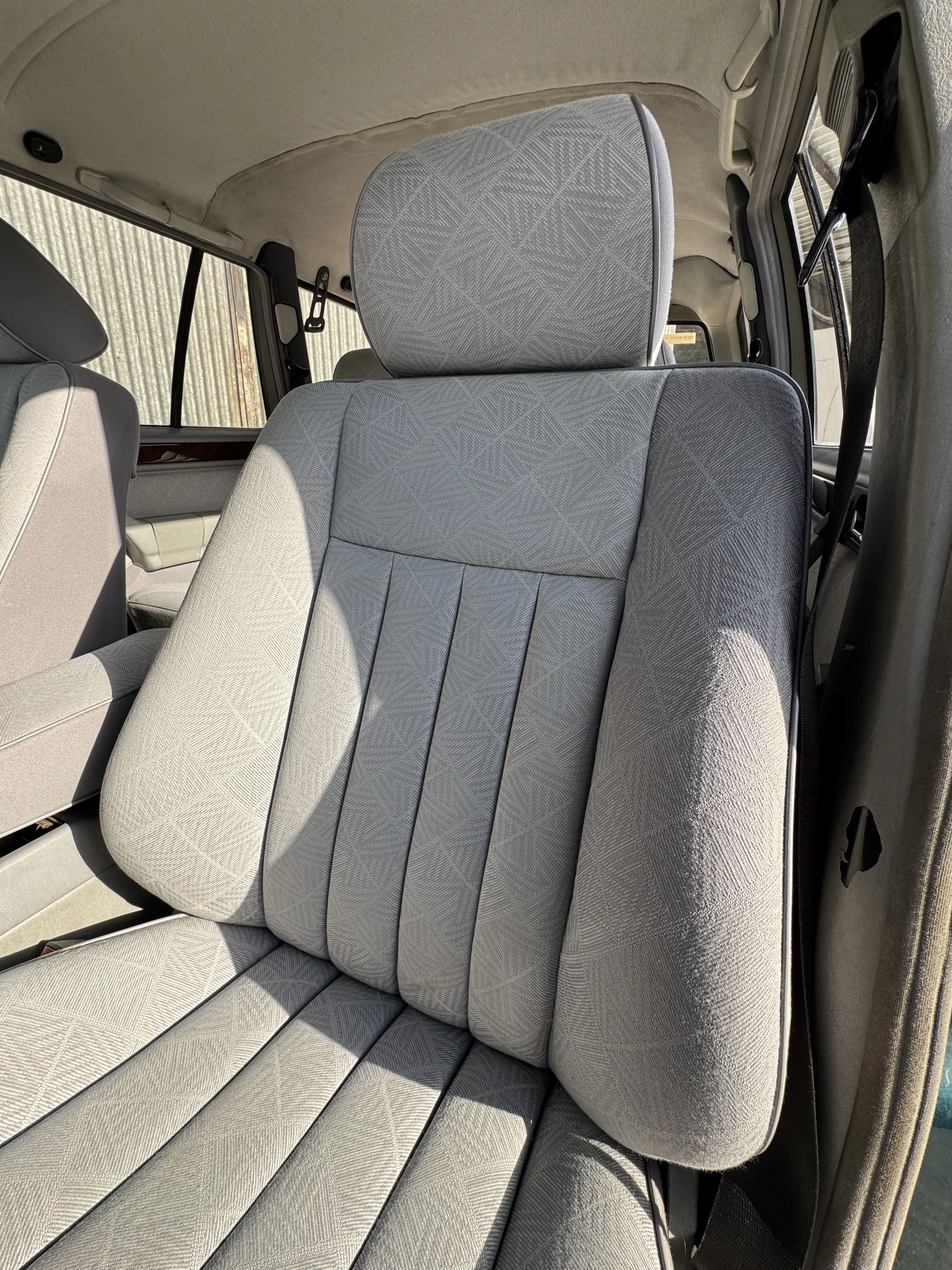 Jasna czysta tapicerka w klasycznym samochodzie po renowacji w warsztacie Odra Serwis.