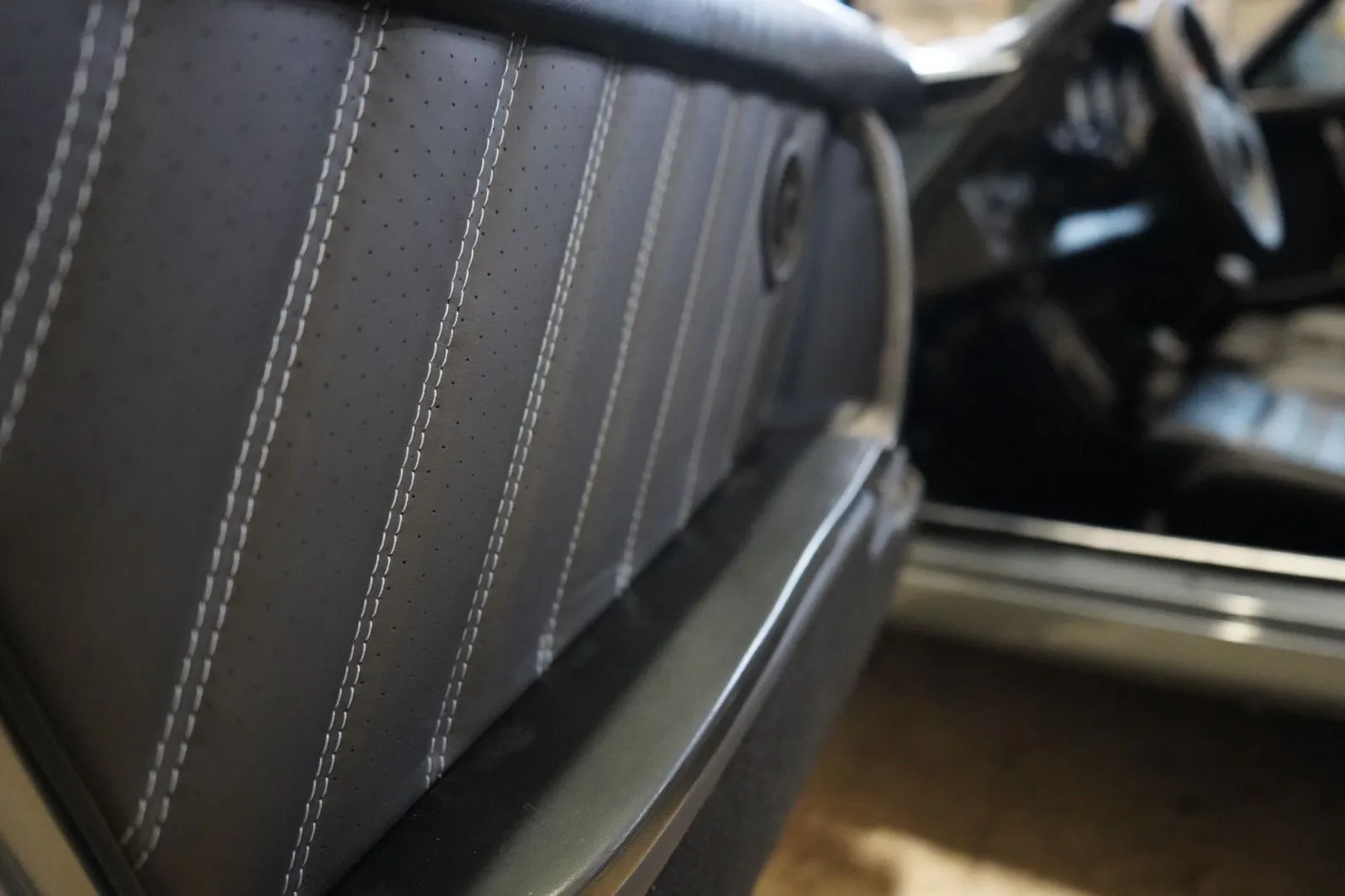 Ciemna tapicerka klasycznego samochodu.