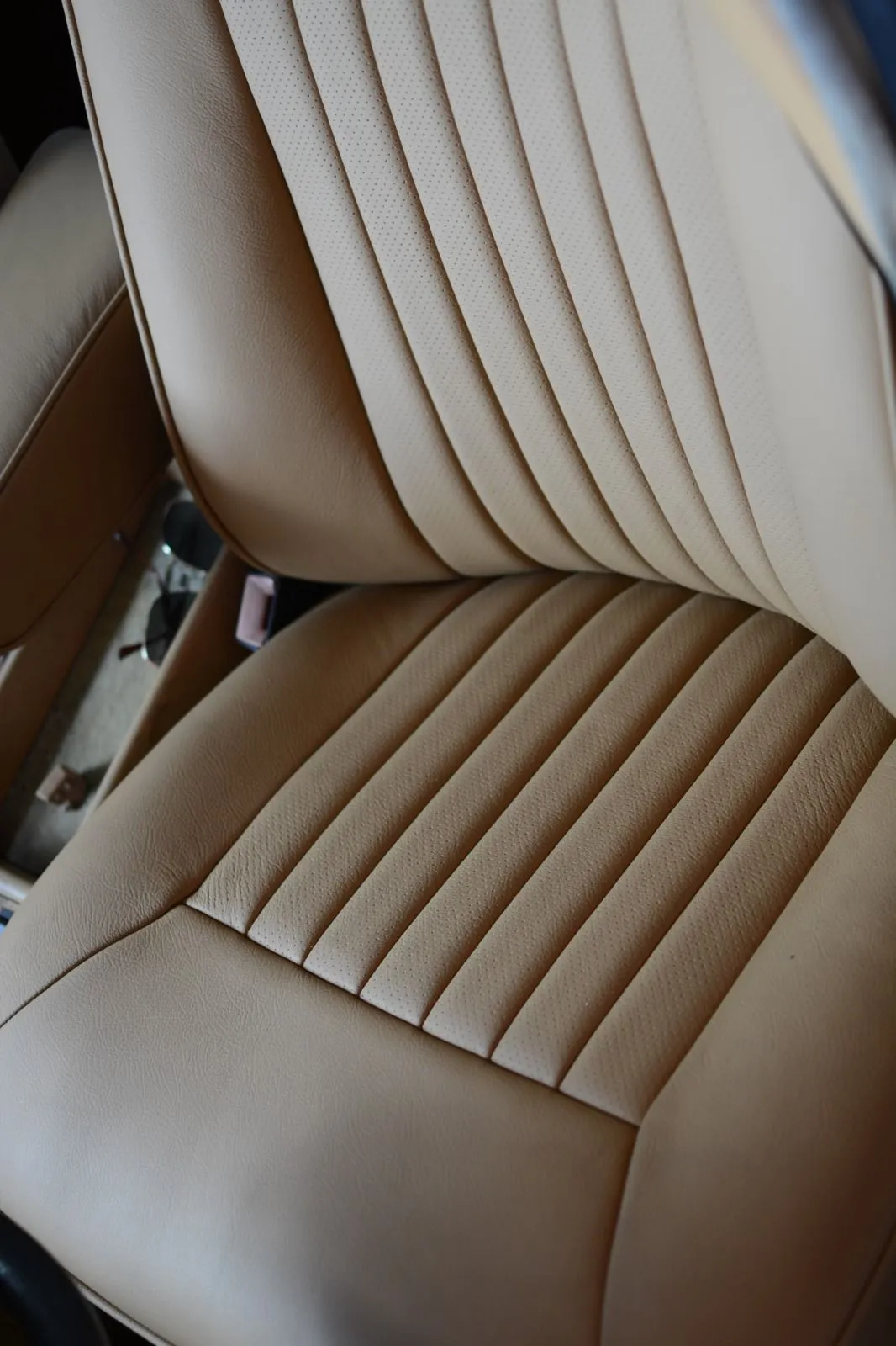 Jasna skórzana tapicerka samochodu
